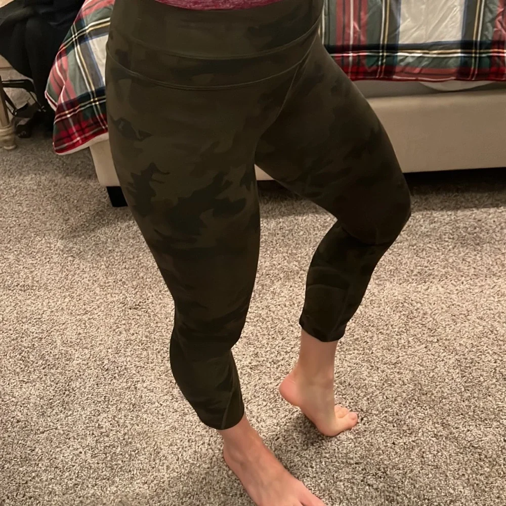 Lululemon Cropped Camouflage Like New Mid Rise Leggings - Picture 2 of 10